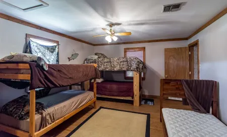 The only VRBO on the North end of Toledo Bend. Cabin with lakefront access