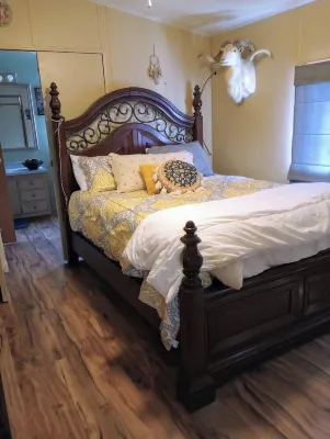 Charming 2-bedroom house with AC, WiFi in welcoming Oatman