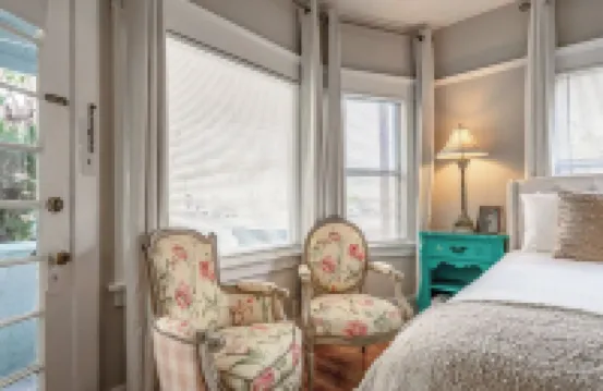 Charming apartment with WiFi and AC, two blocks to the beach