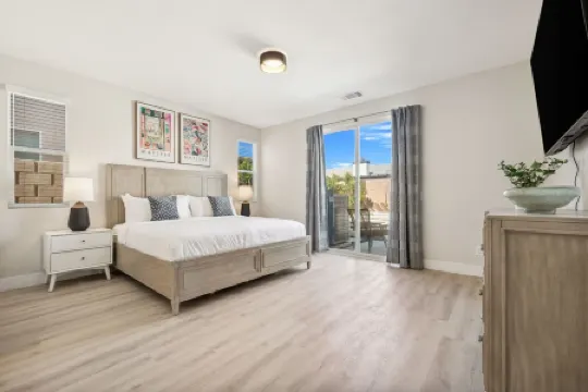 NEW Lush Luxury Living-Heated Pool/Spa Included. Walking distance to Coachella