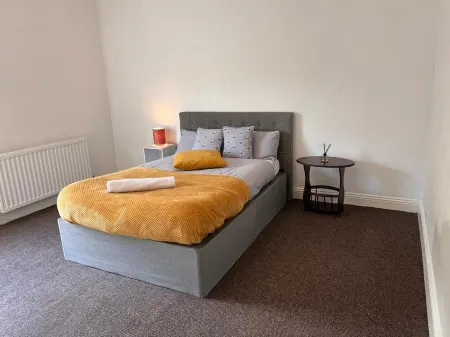 Guesthouse-2Br-Parking-Wifi-Toiletriesprovided Отели в г. Хоутон-ле-Сайд