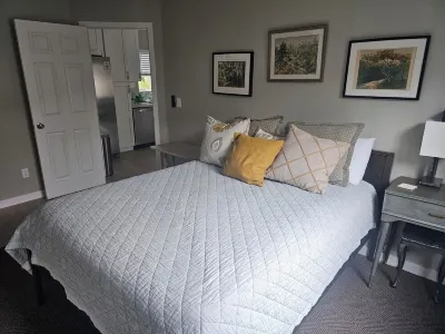 NEW, near trolley. charming 1-bedroom home in Fletcher hills, La Mesa. Hotels near Vons