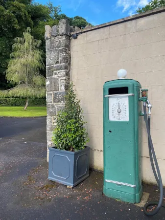 Ballyscullion Park Courtyard Cottages Отели в г. Марафелт