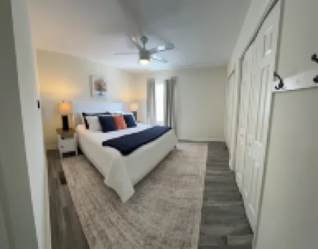 Down to the Wire, Cozy 2-bedroom condo with WiFi and AC in welcoming Auburn