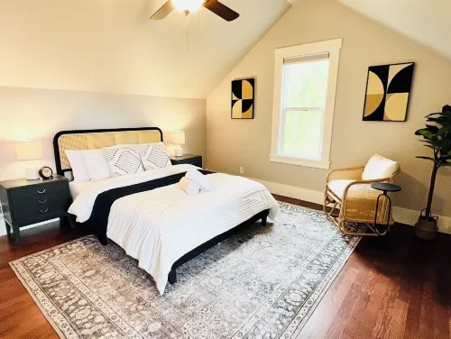 Charming craftsman 3-bedroom, home with AC and hot tub in downtown Prosser WA!
