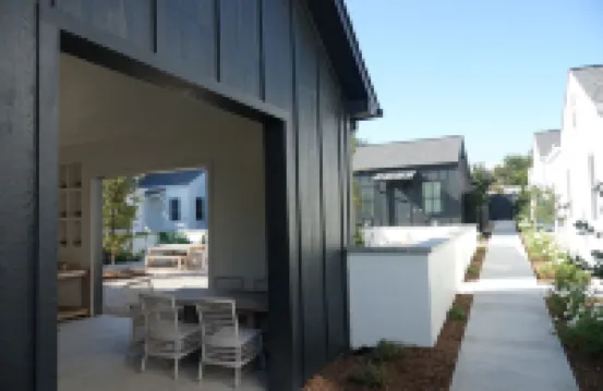 Whitetail Court Hotel