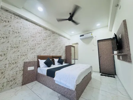 hotel shiv palace Отели рядом с достопримечательностью «Нейджшвар Джйошерлинг темпл»