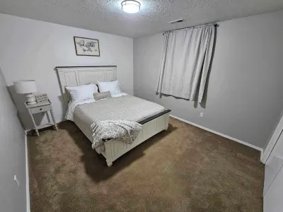 Centrally Located 1500 SqFt Private Guest Suite w/ Hot Tub Hotel in zona Julius M. Kleiner Memorial Park