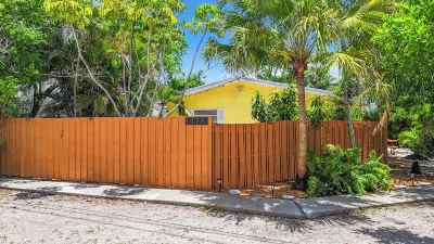 Chic Boho Paradise: Las Olas Hotels near Sunshine Holiday MHCC RV and Camping Resort