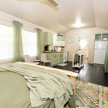 Country Cabin on the Creek in Belton with WiFi, AC
