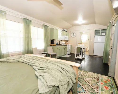 Country Cabin on the Creek in Belton with WiFi, AC Hotels in Belton