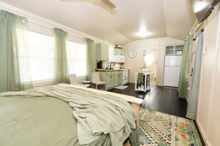 Cozy cabin in welcoming Belton with WiFi, AC