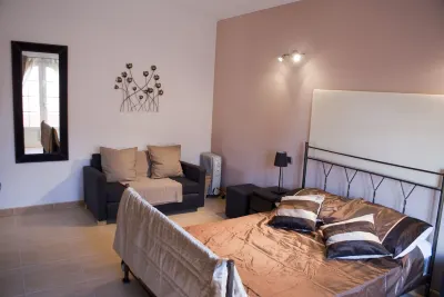 4 Bed Villa in Town, 10m Pool, Kid Slide, Pool Fence, BBQ, Outdoor Lounges Hotels near The Wine Bar