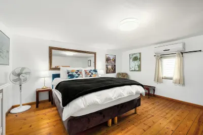 One Apartments TLV Hotels near מוסדות שער אשר