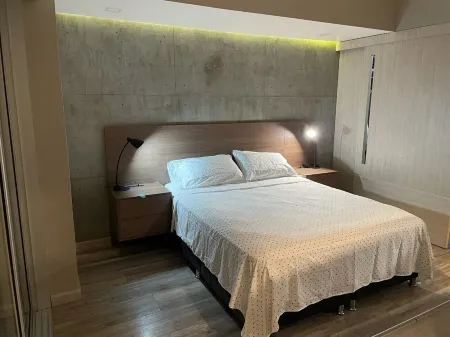 Central location, close to mall, restaurants, bars, markets & safe location.