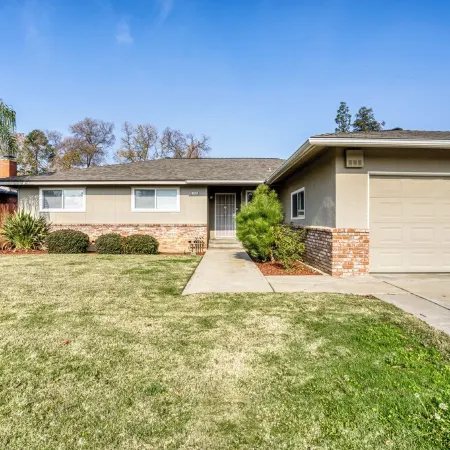 Charming 3-bedroom + Den house with AC and WiFi in awesome North Fresno.