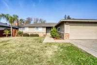 Charming 3-bedroom + Den house with AC and WiFi in awesome North Fresno.