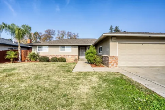 Charming 3-bedroom + Den house with AC and WiFi in awesome North Fresno.