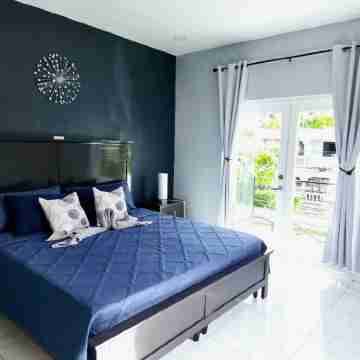 Spacious, modern 2-bedroom apartment, Westend Negril with AC, WiFi, W/Heater Rooms