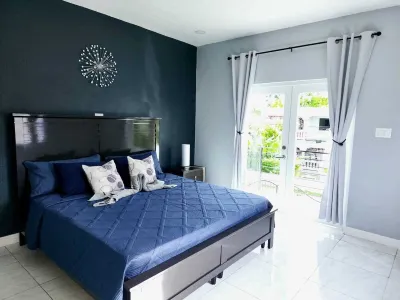 Spacious, modern 2-bedroom apartment, Westend Negril with AC, WiFi, W/Heater