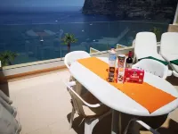 ROMANTIC RETREAT IN PRIME POSITION WITH STUNNING VIEWS TO CLIFFS, MARINA & SEA. Hoteles en Acantilados de Los Gigantes