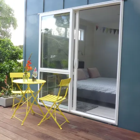 Cute & modern chalet, 500m to sandy beaches, close to vineyards with seaview Отели рядом с достопримечательностью «Автобус Explorer Island Waiheke»