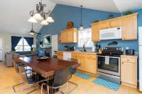 Cozy cabin w/ pool & hot tub! Close to Taylorsville Lake Marina & Bourbon Trails