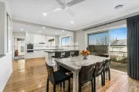 3 bedroom, two bathroom house fully equipped large kitchen, extensive lounge Hotels in Molong