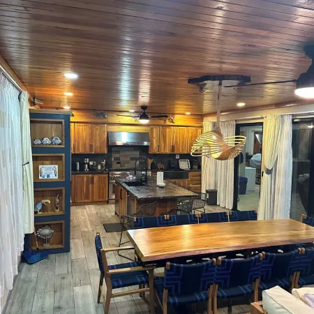 Beachfrontgem-March 22-27, April Discounts Perfect for Large Families, Retreats Отели в г. Савегре
