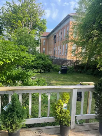 Beautifully updated and spacious 1 Bedroom Apt.