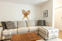 Gorgeous & Cozy Mountain View with Wood Stove! Ski / Hiking / Wi-Fi / Pool