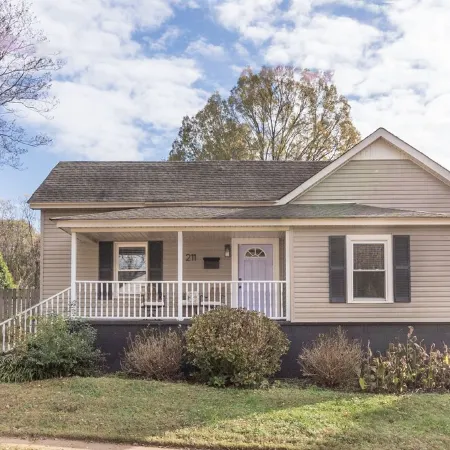 The Periwinkle Cottage, 3BR, 2BA Fort Mill Retreat. Close to Downtown!