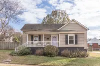 The Periwinkle Cottage, 3BR, 2BA Fort Mill Retreat. Close to Downtown!
