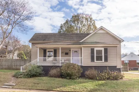 The Periwinkle Cottage, 3BR, 2BA Fort Mill Retreat. Close to Downtown!