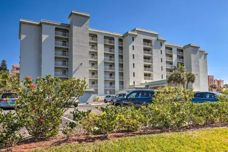 Dreamy Beach 2/2 Condo with Ocean & River Views Awaits! Отели рядом с достопримечательностью «Парк Ван Авеню»