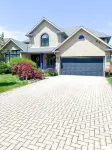 6BR • Sleeps 12 • Stocked Kitchen • 10-Min Stroll to Lake Huron