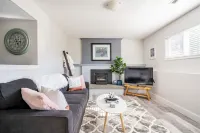 Bright and beautiful 2 bedroom minutes to ocean & shopping
