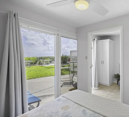 Charming 1-bedroom, Beachfront condo in fabulous Longboat Key steps to the beach