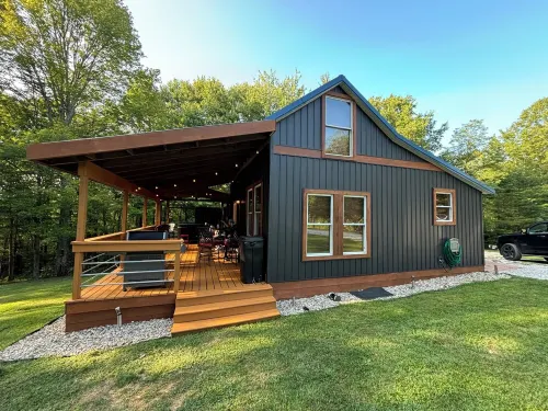 Cabin in Hocking Hills with Hot Tub, Fire Pit and Covered Back Deck.