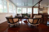 Tropical House with Historic Charm, WiFi, Private Bathrooms and Workspaces