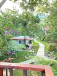 Lakefront Treehouse Mayalan Hotel a 