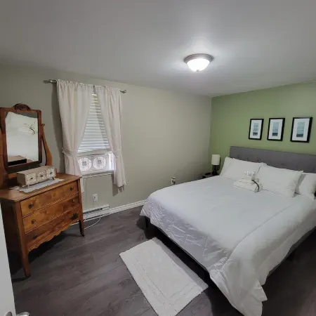 Naini's Rental, 4 bedrooms, located on Deer Island, N.B. 5 mins from the water.