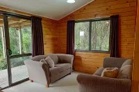 Lovely 3 Bedroom Quiet Home with Farm Views - 10 mins to Cambridge and Hobbiton Hotels in Karapiro