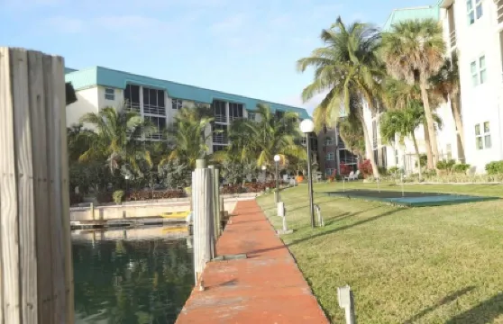 Two Bedroom Condo mins from beach