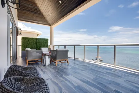 Luxurious Oceanfront 3 Bdrm Penthouse -"ONE of A KIND", Top Amenities, Privacy Отели в г. Ambergris Caye