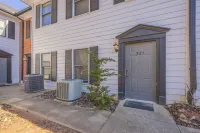 Heart of Athens! Beautiful Townhouse, 15 Minute Walk to Stadium, Downtown.