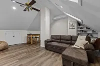 Charming 3-bedroom 2.5-bathroom townhome with WiFi and AC in Greenville