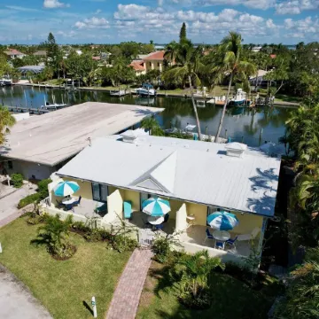 Beautiful canal front unit!See manatees playing from your living room.Cabana #12