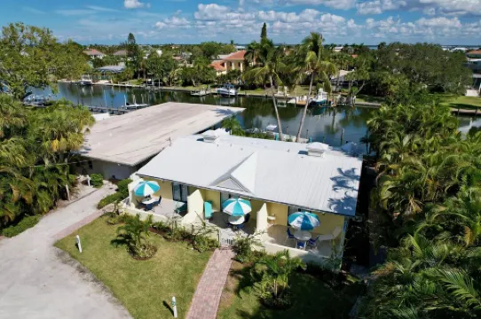 Beautiful canal front unit!See manatees playing from your living room.Cabana #12