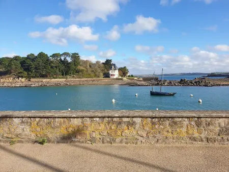 T2 (2-4 pers by the sea, ideal location Отели в г. Дуарнене